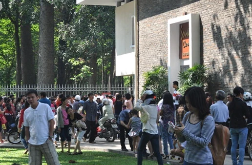 Trời nắng đẹp, người dân TP.HCM nô nức chơi lễ ảnh 7 Trời nắng đẹp, người dân TP.HCM nô nức chơi lễ ảnh 7